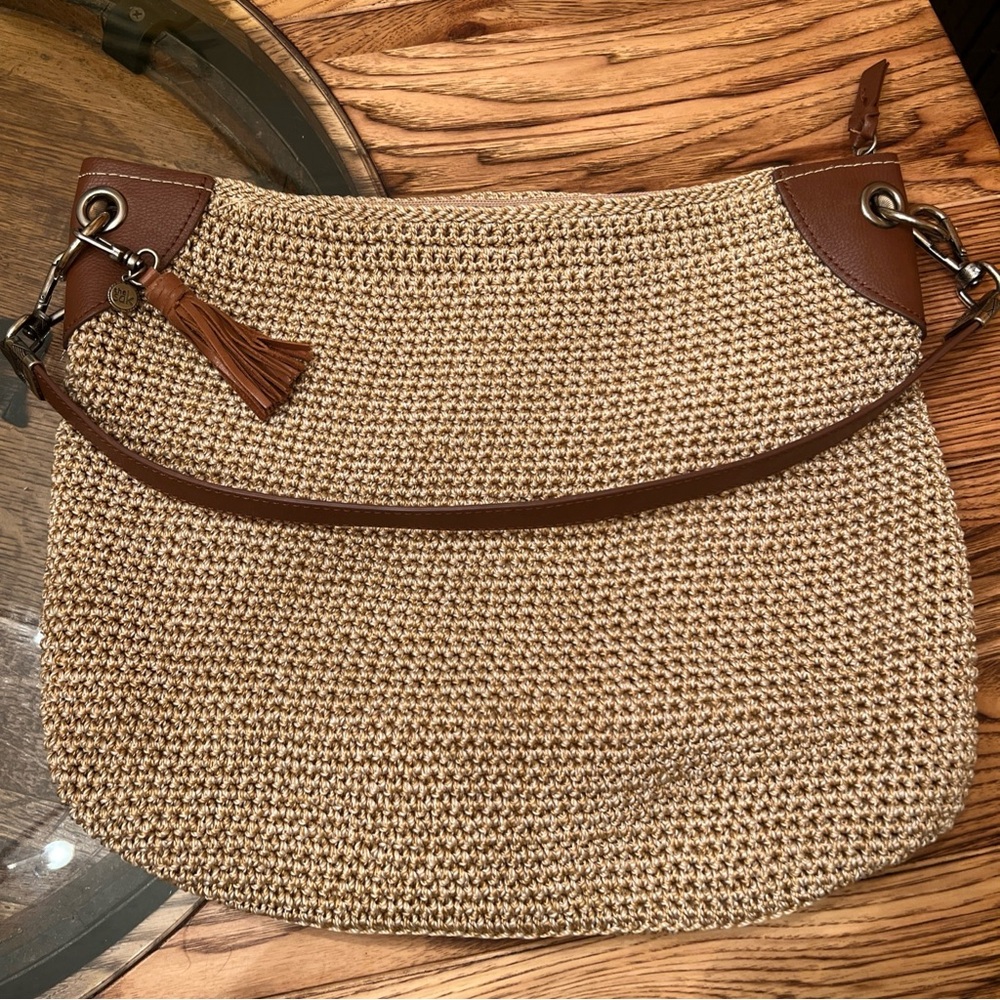 The SAK Indio Crochet Hobo Purse Handbag Woven Bag Tan Pockets Zip Bag Charm